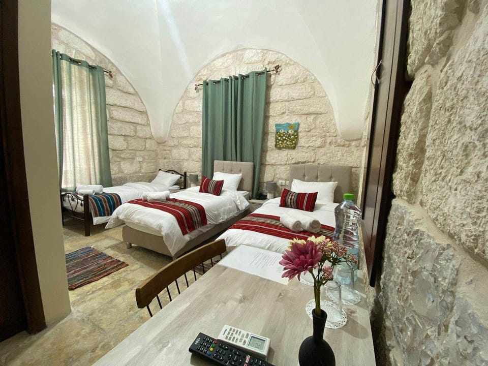 Triple Room | Desk, free WiFi