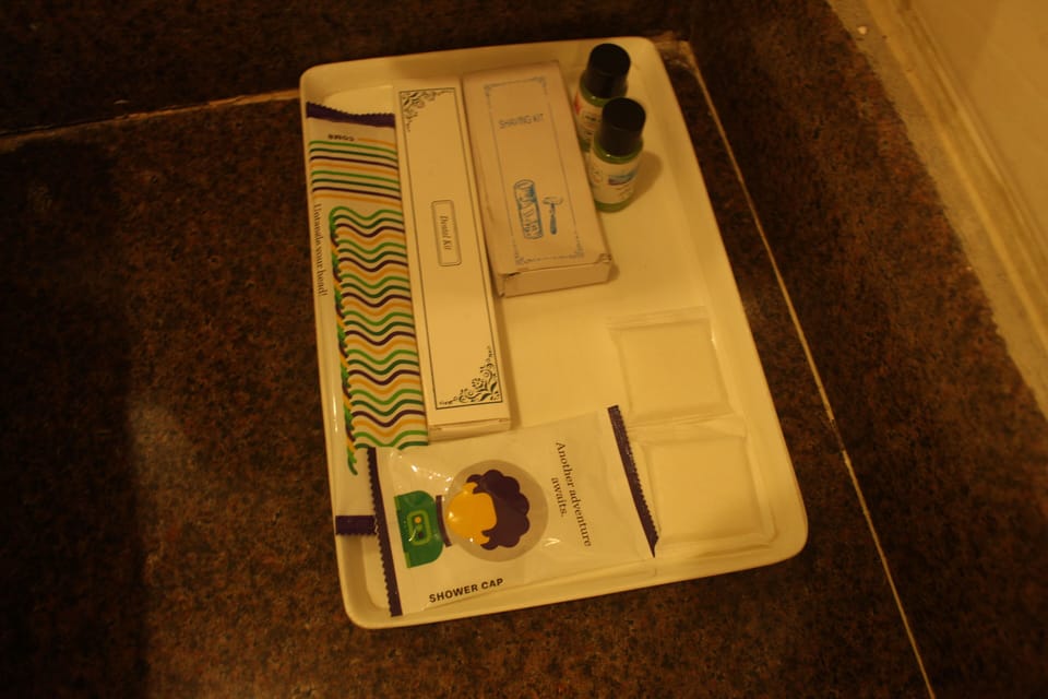 Shower, rainfall showerhead, free toiletries, towels