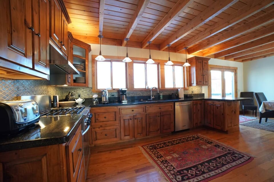 Enjoy a night eating in using this well-appointed kitchen!