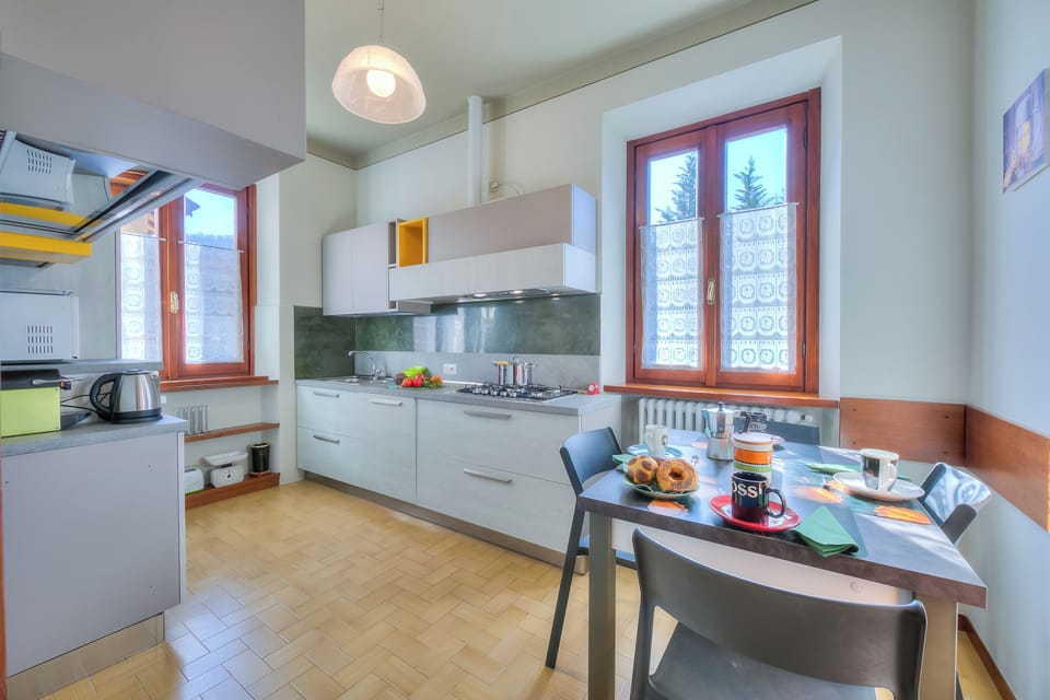 Family House, 2 Bedrooms, Microwave (Anita Lake - Shared Pool) | Private kitchen