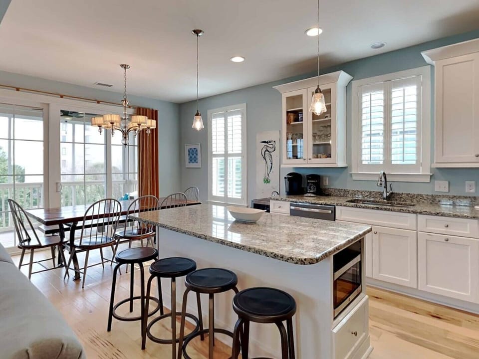 Breakfast Bar & Kitchen