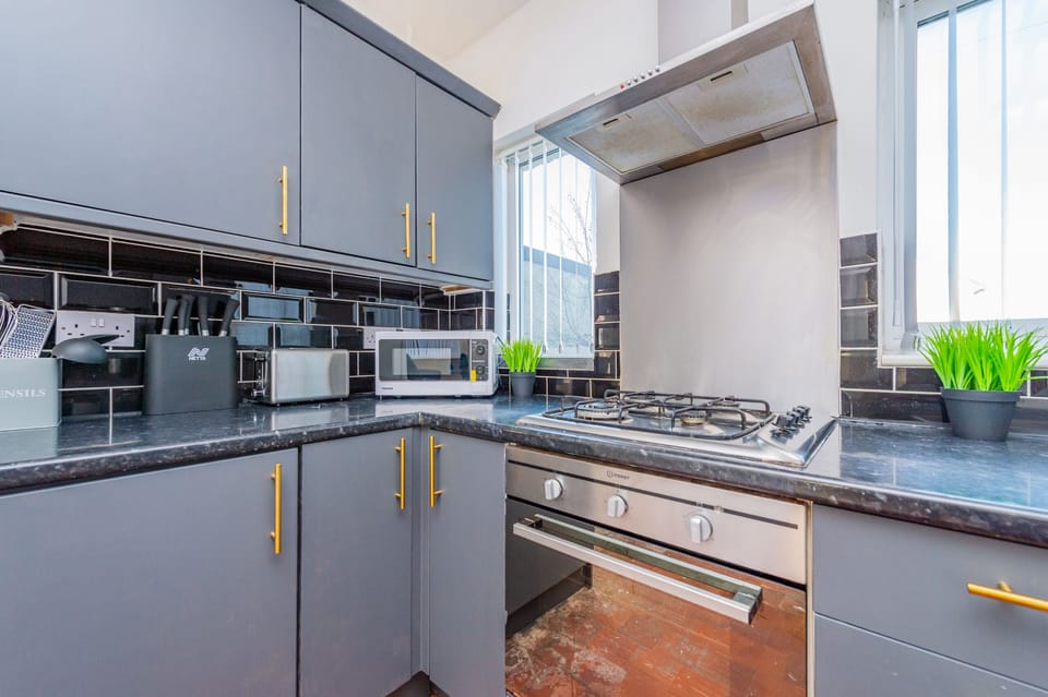 Premium House, Private Bathroom, Garden View (4 Bed Detached in Heswall) | Shared kitchen