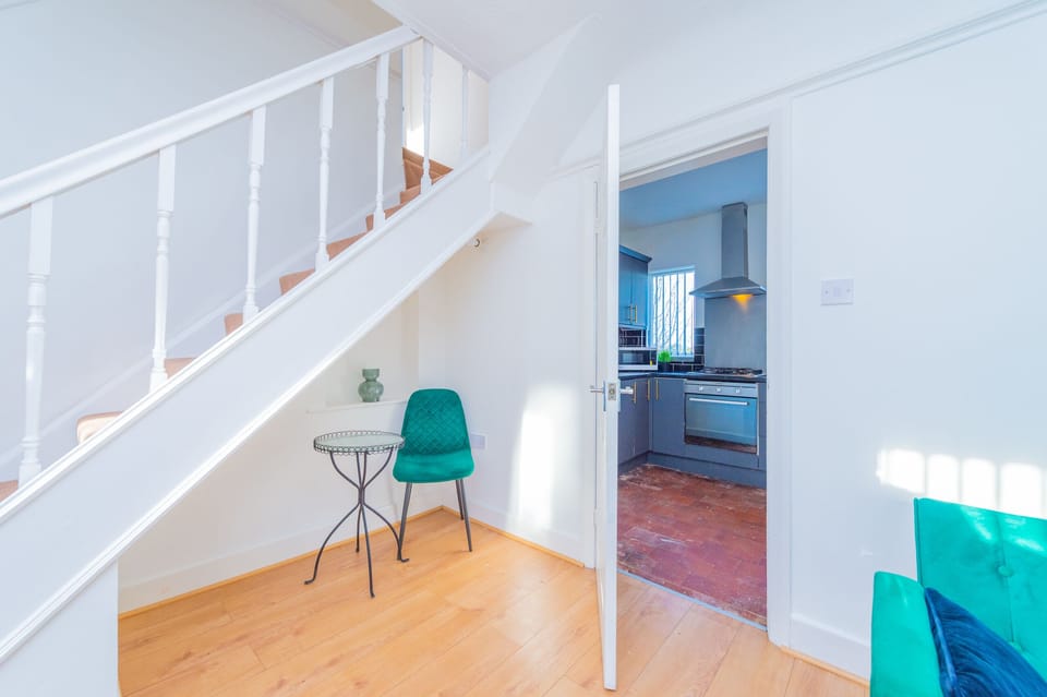 Premium House, Private Bathroom, Garden View (4 Bed Detached in Heswall) | Lounge