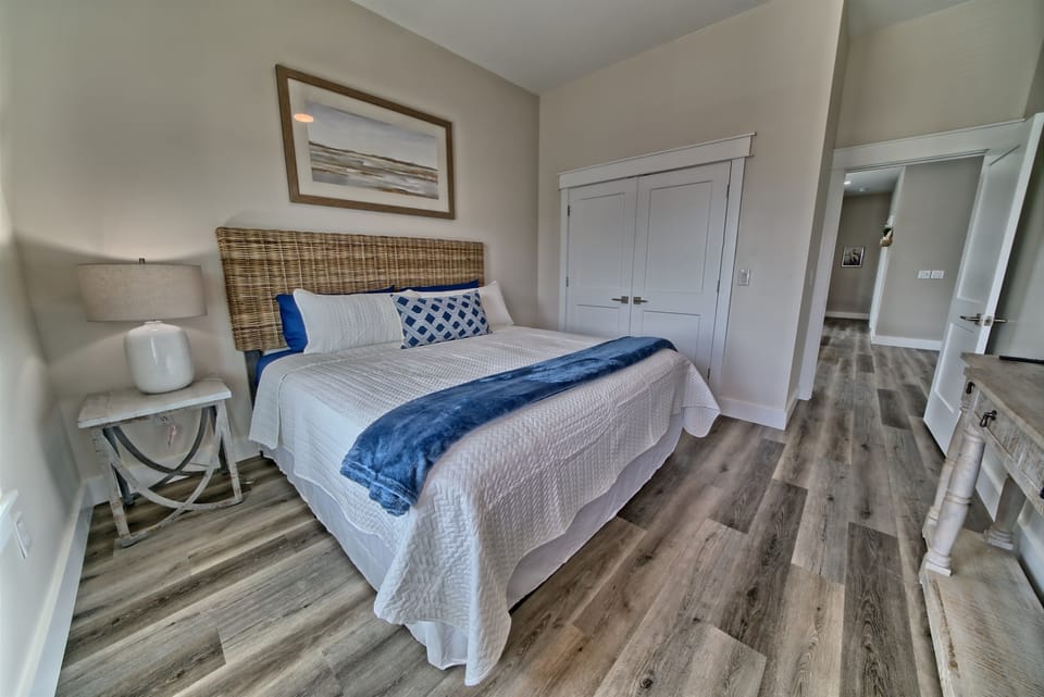 King Bedroom (Gulf View & Balcony Access))