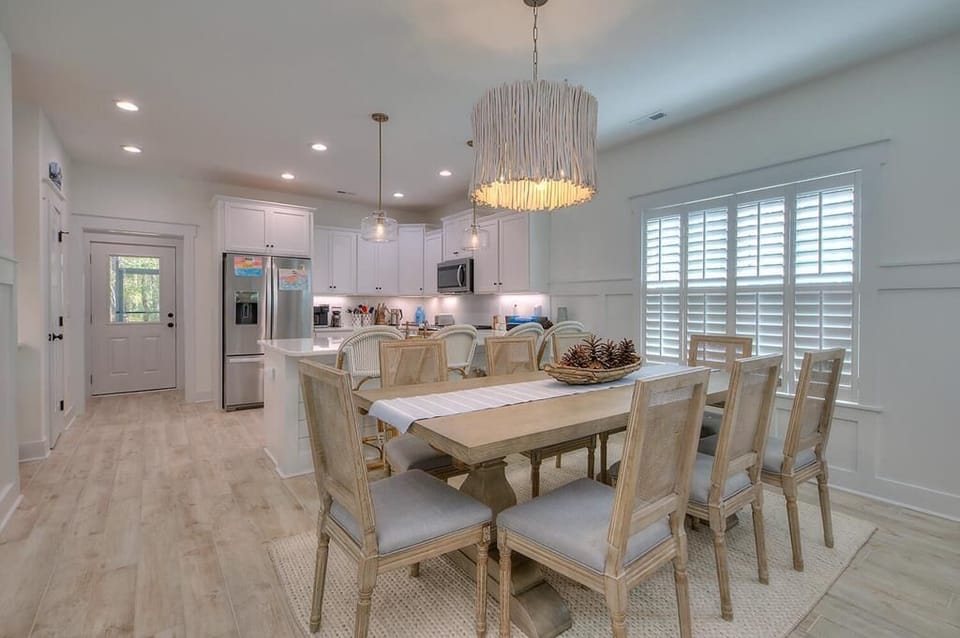 Dining Area
 GW 3.2023