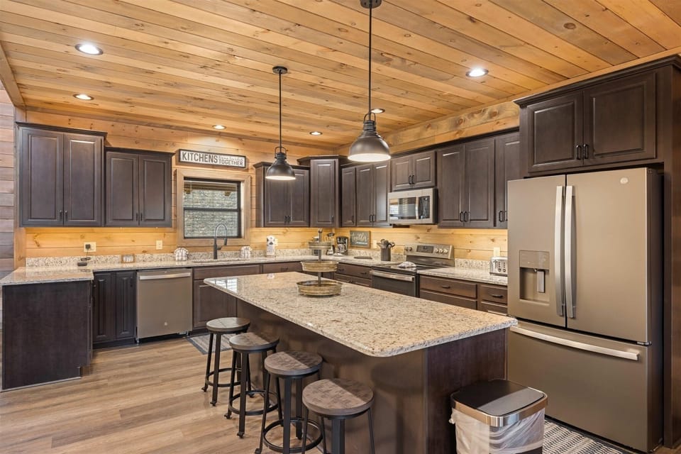 Cabin, 5 Bedrooms | Private kitchen | Coffee/tea maker, fridge, oven, toaster
