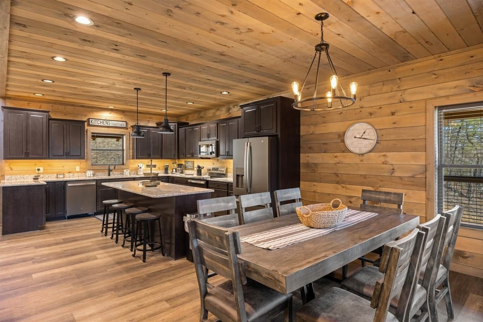 Cabin, 5 Bedrooms | Dining