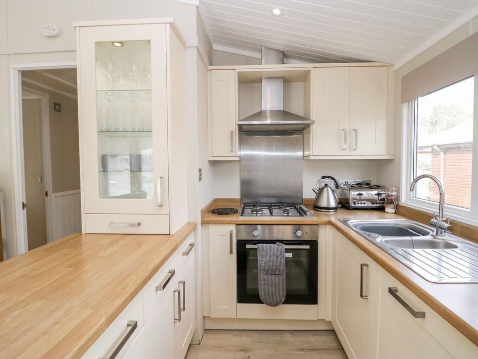 Fridge, cookware/dishes/utensils