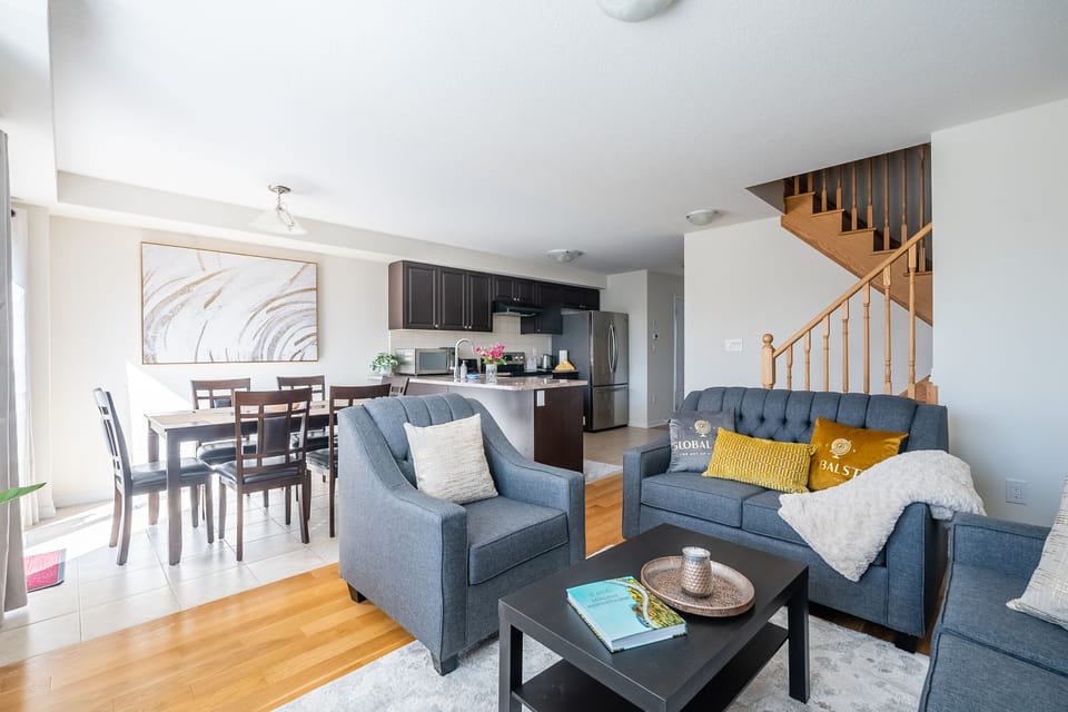 Elite Townhome, 3 Bedrooms, Patio, City View | Living area | 42-inch flat-screen TV with digital channels, TV, Netflix