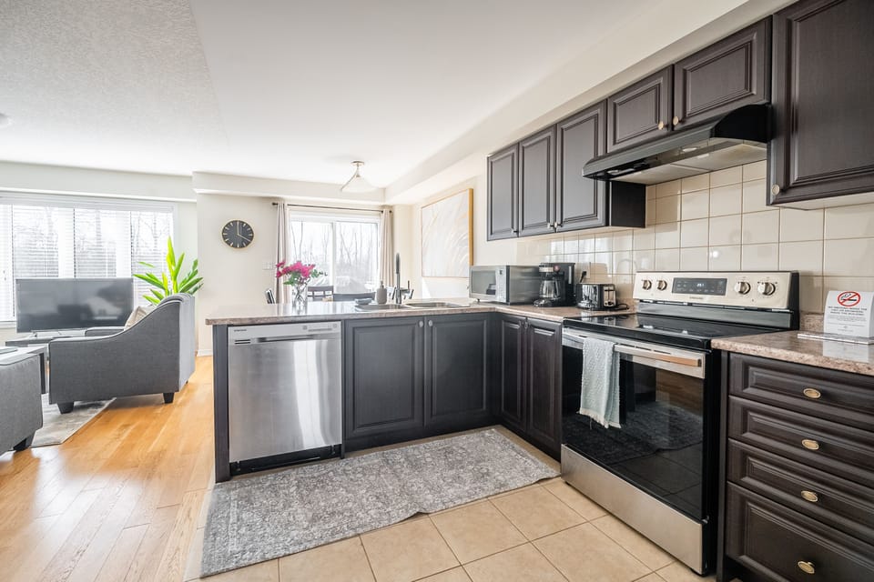 Elite Townhome, 3 Bedrooms, Patio, City View | Private kitchen | Full-size fridge, microwave, oven, stovetop