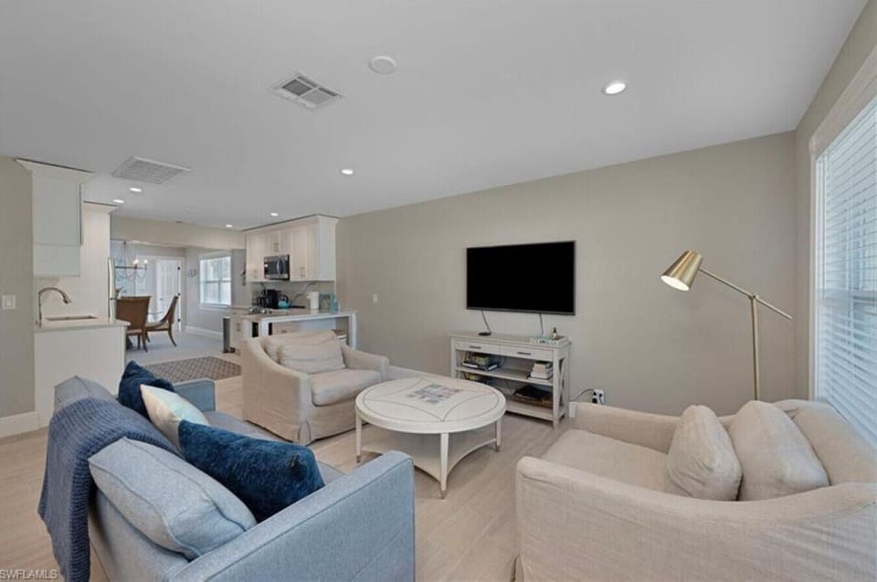 Light and bright living area with plenty of seating