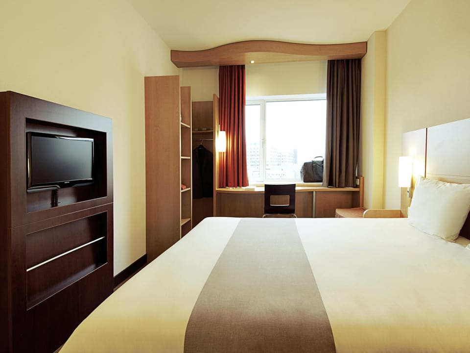 Standard Apartment, 1 Double Bed, Accessible, Non Smoking | Desk, laptop workspace, blackout drapes, soundproofing