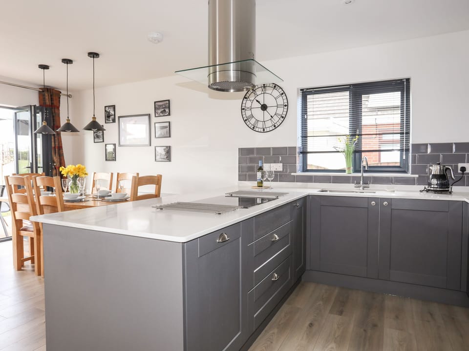 Cottage | Private kitchen | Fridge, dishwasher, electric kettle, toaster