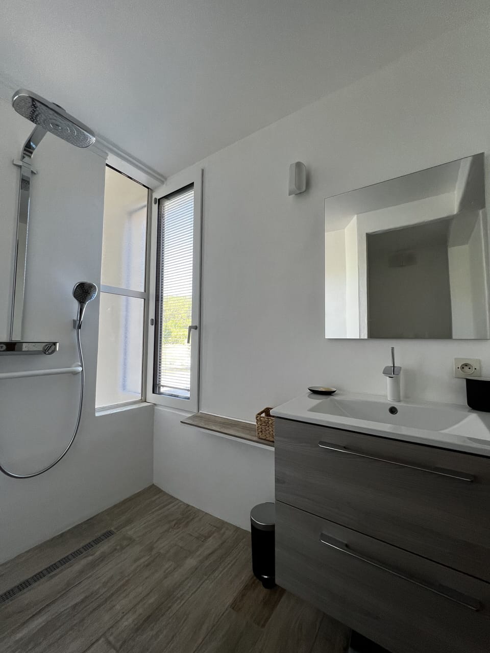 Classic Double Room (CACTUS) | Bathroom | Free toiletries, hair dryer, bathrobes, towels