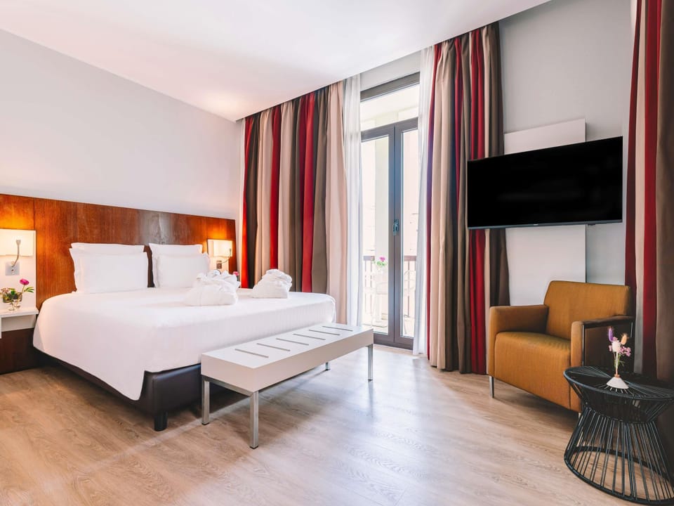 Privilege, Double Room, 1 Double Bed | Hypo-allergenic bedding, minibar, in-room safe, desk