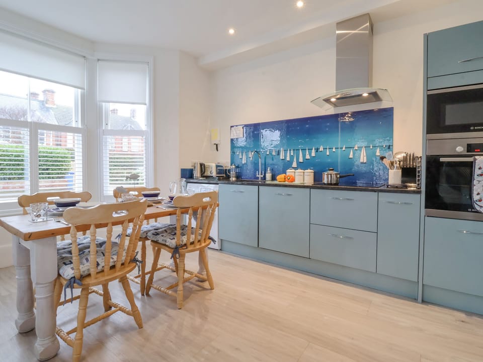 Cottage | Private kitchen | Fridge, dishwasher, electric kettle, cookware/dishes/utensils