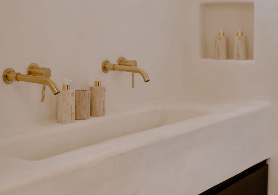 Premium Room | Bathroom | Shower, rainfall showerhead, designer toiletries, hair dryer