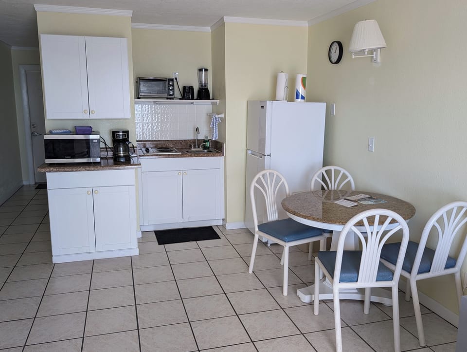 Standard Room, (1 Queen Murphy Bed and 1 Sofa Bed) | In-room dining