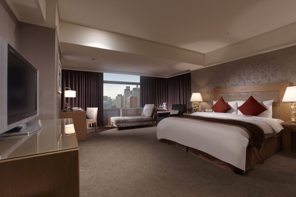 Superior Room, 1 King Bed, Corner | In-room safe, desk, blackout drapes, free WiFi