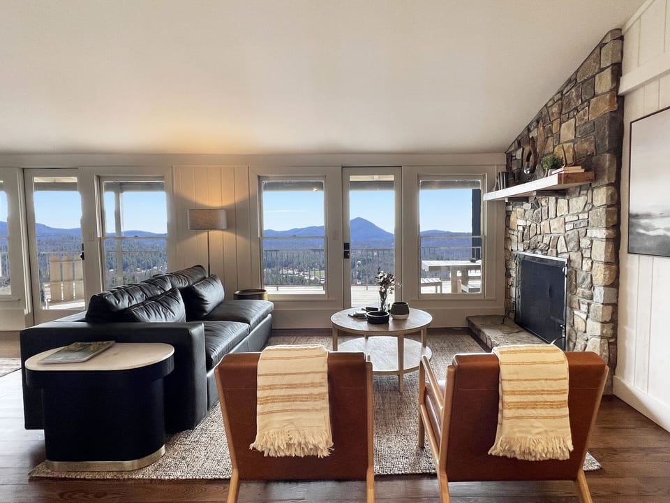 Chic upscale living on top of the mountain - just 3 minutes from town!