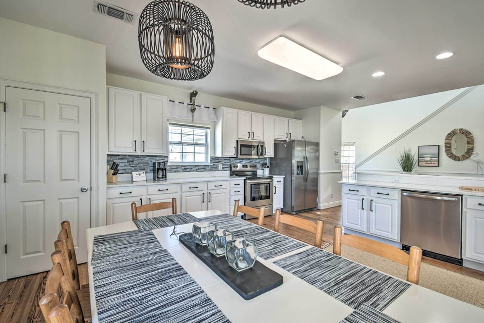 Dining Area | Dishware/Flatware Provided