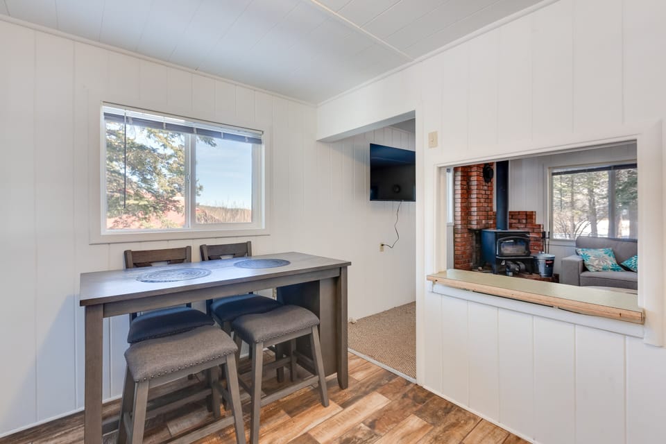 Dining Area | Dishware & Flatware Provided