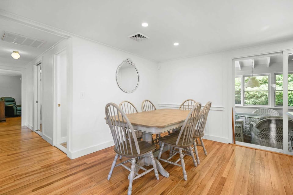 Dining area with seating for 6