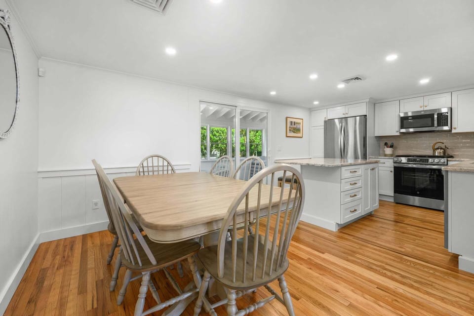 Dining area creates connection between living room and kitchen