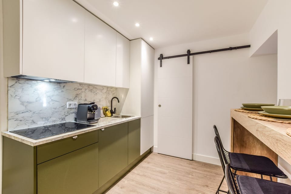 Main view of the kitchen with appliances and high dining table