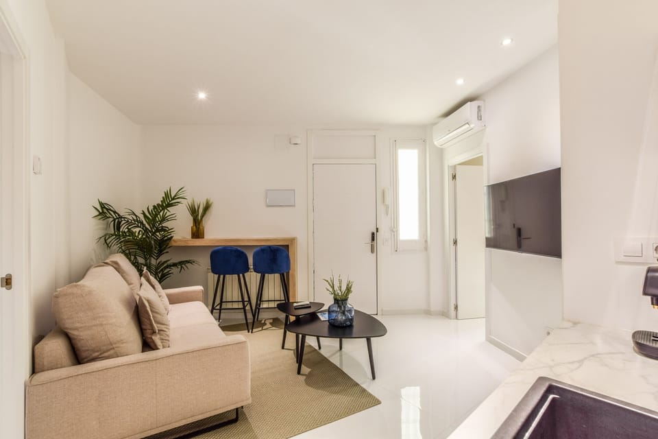 Main view of the living room with Smart TV and air conditioning