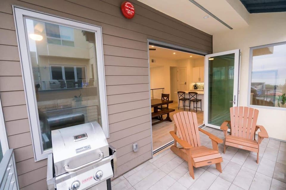 Patio with BBQ (3 panel glass door opens fully)