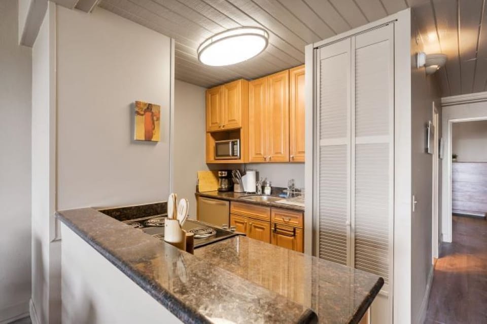 Easy meal prep, well supplied kitchen for your vacation eat in meals.