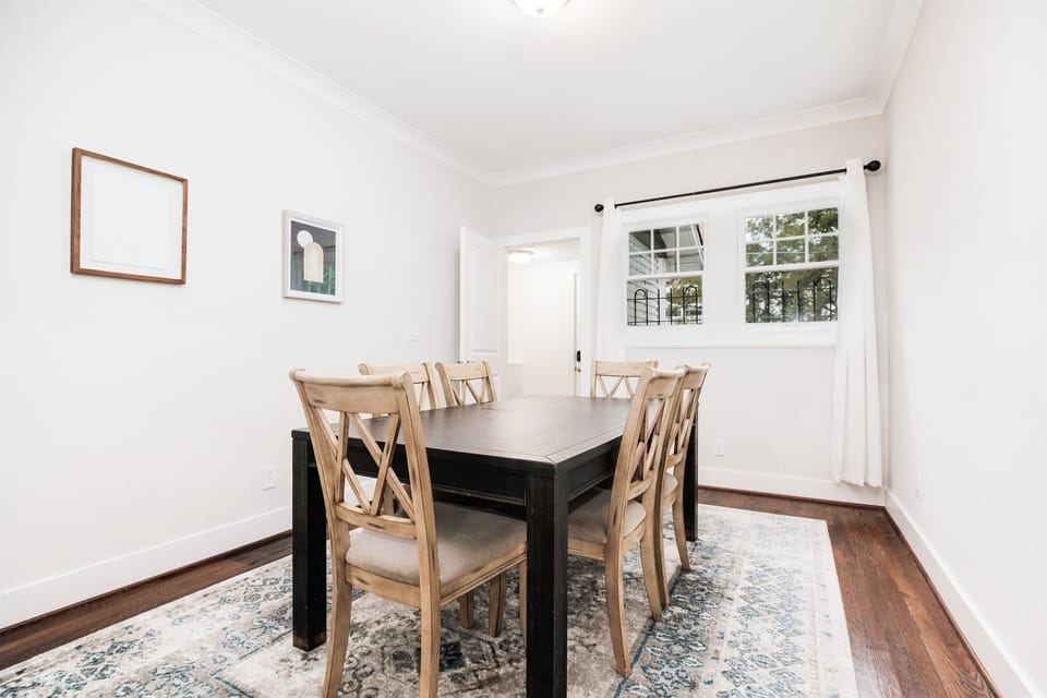 [Dining area] Formal dining area, seating for 6