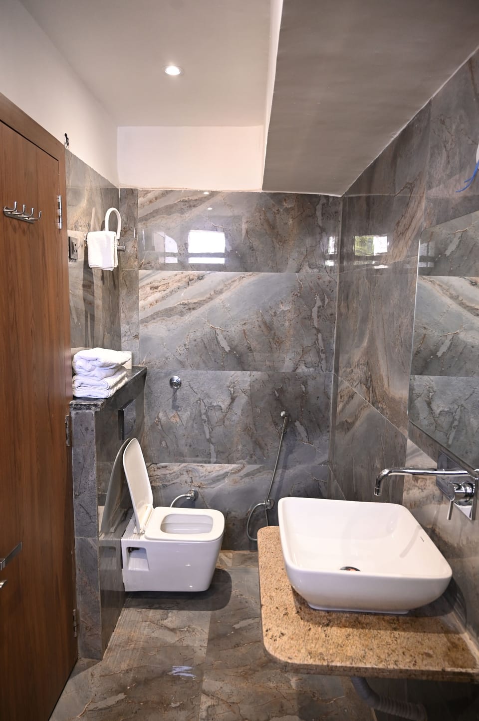 Superior Room | Bathroom | Shower, rainfall showerhead, towels