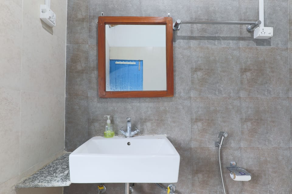 Family Room | Bathroom | Shower, rainfall showerhead, free toiletries, towels