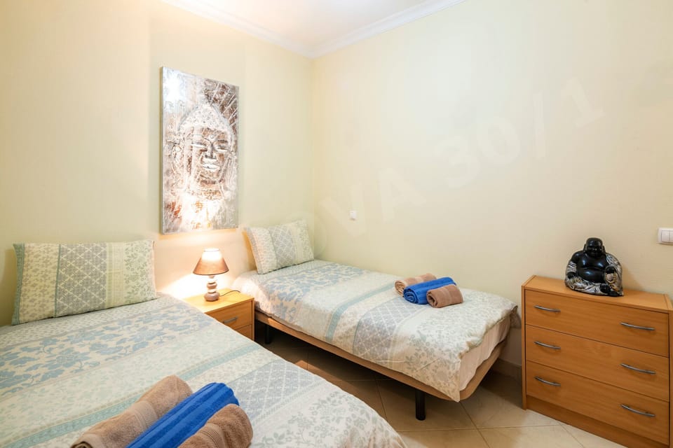 Twin bedroom with two single beds and decorative artwork at Boa Nova 30/1, Carvoeiro, Algarve