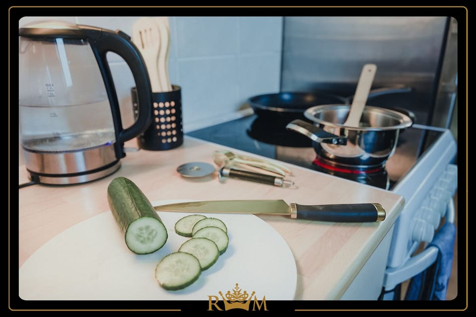 Fully equipped kitchen. Pots, dishes, 
cutlery, stove & oven, microwave, etc.