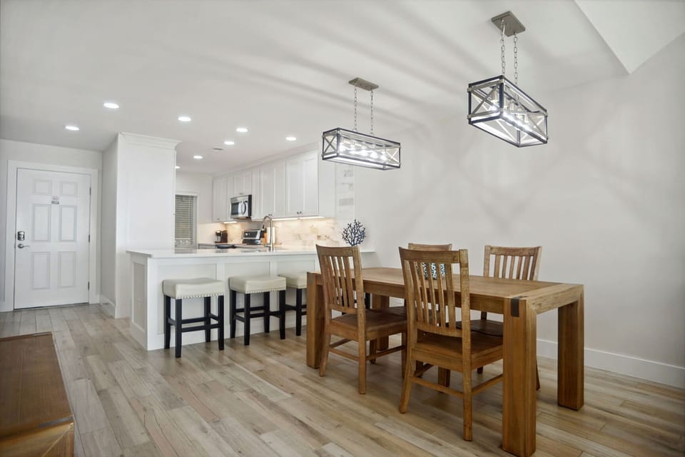 Dining Room & Bar Stools