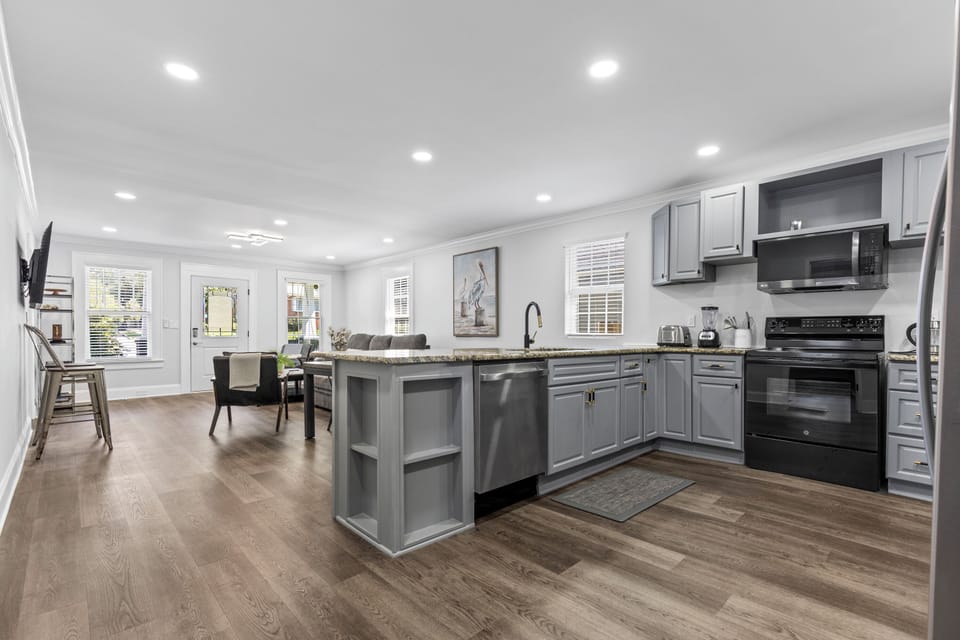 Signature House, 3 Bedrooms, Patio, Courtyard View | Private kitchen | Fridge, microwave, oven, stovetop