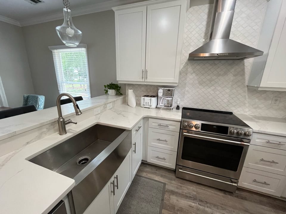 Kitchen and Breakfast Bar