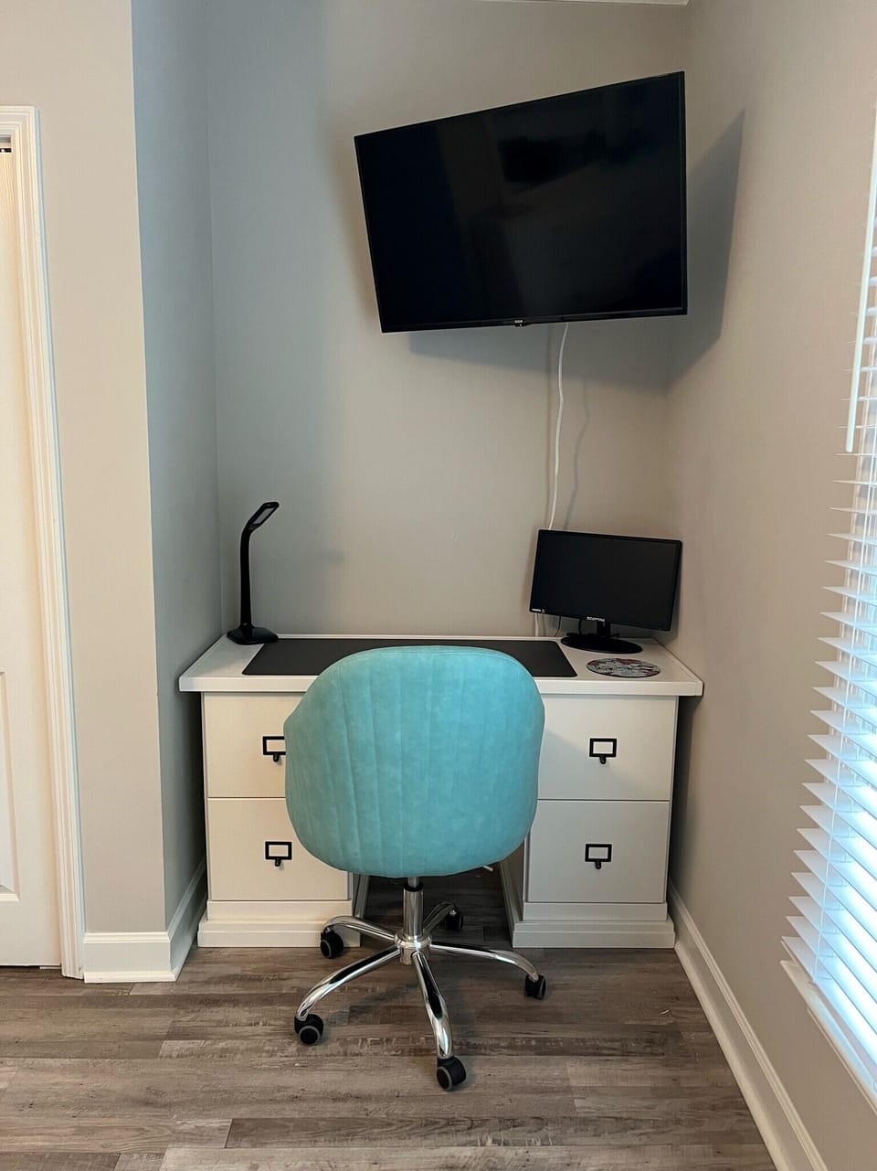 Upstairs Guest Bedroom (office nook)