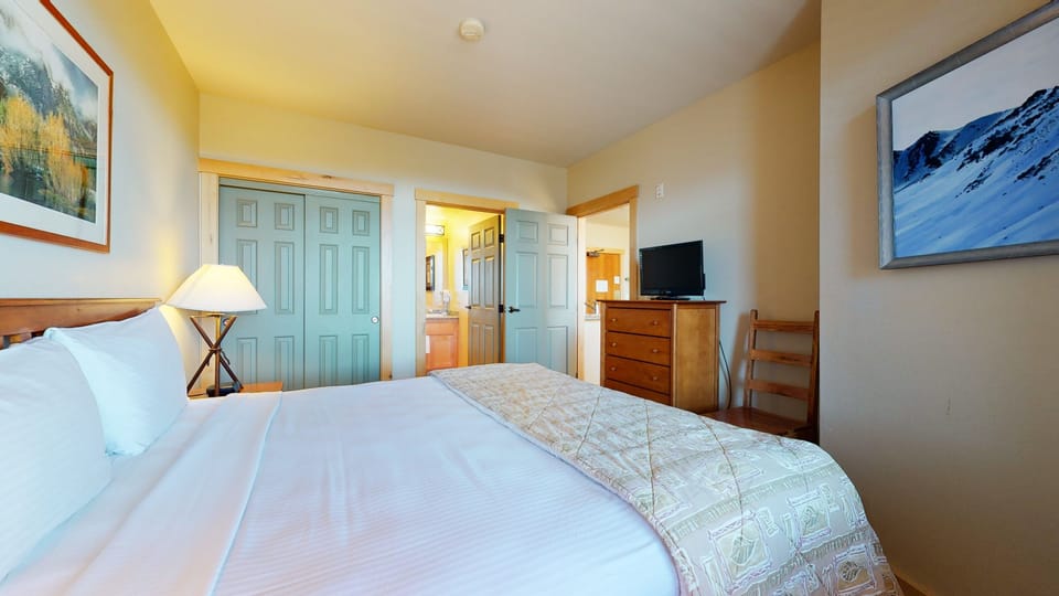 Bed, Furniture, Bedroom, Indoors, Room