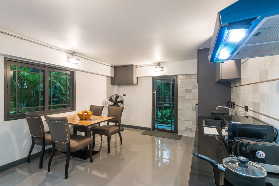Deluxe Villa | Private kitchenette | Electric kettle, toaster, cookware/dishes/utensils