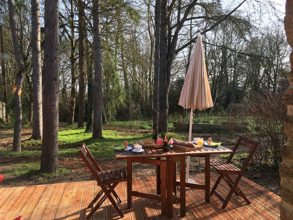Maison du four terrasse avec vue sur le jardin et la forêt
