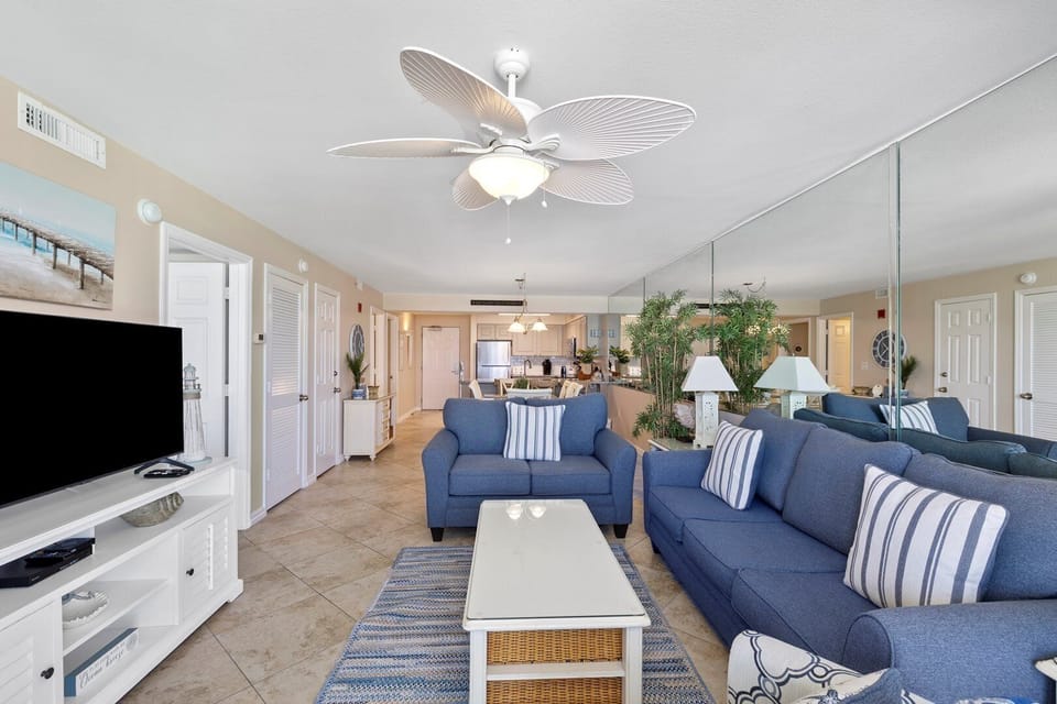 Home Decor, Furniture, Indoors, Living Room, Couch