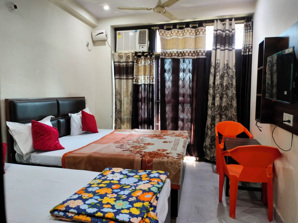 Family Triple Room | Desk, free WiFi