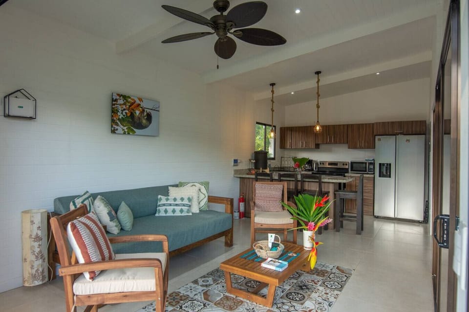 Living room and fully equipped kitchen in Cahuita
