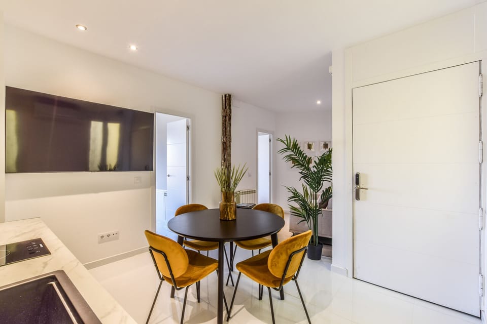 Main view of the living room with air conditioning and dining area
