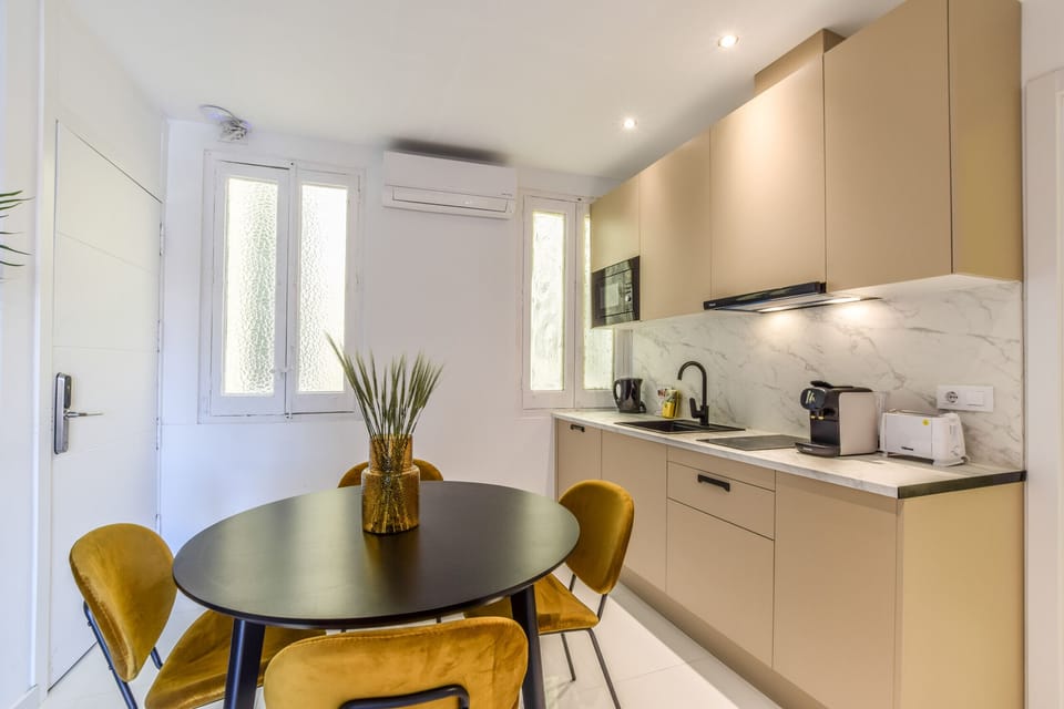 Main view of the kitchen with appliances and dining area