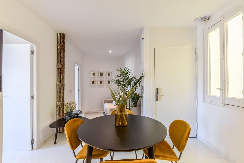 Main view of the living room with air conditioning and dining area